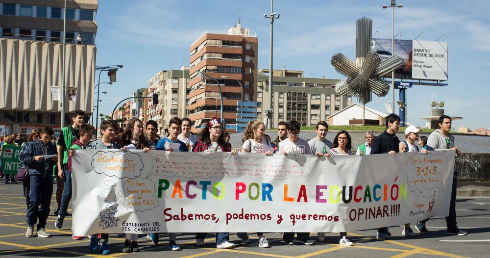 Los estudiantes claman en Alicante por una educación pública de calidad