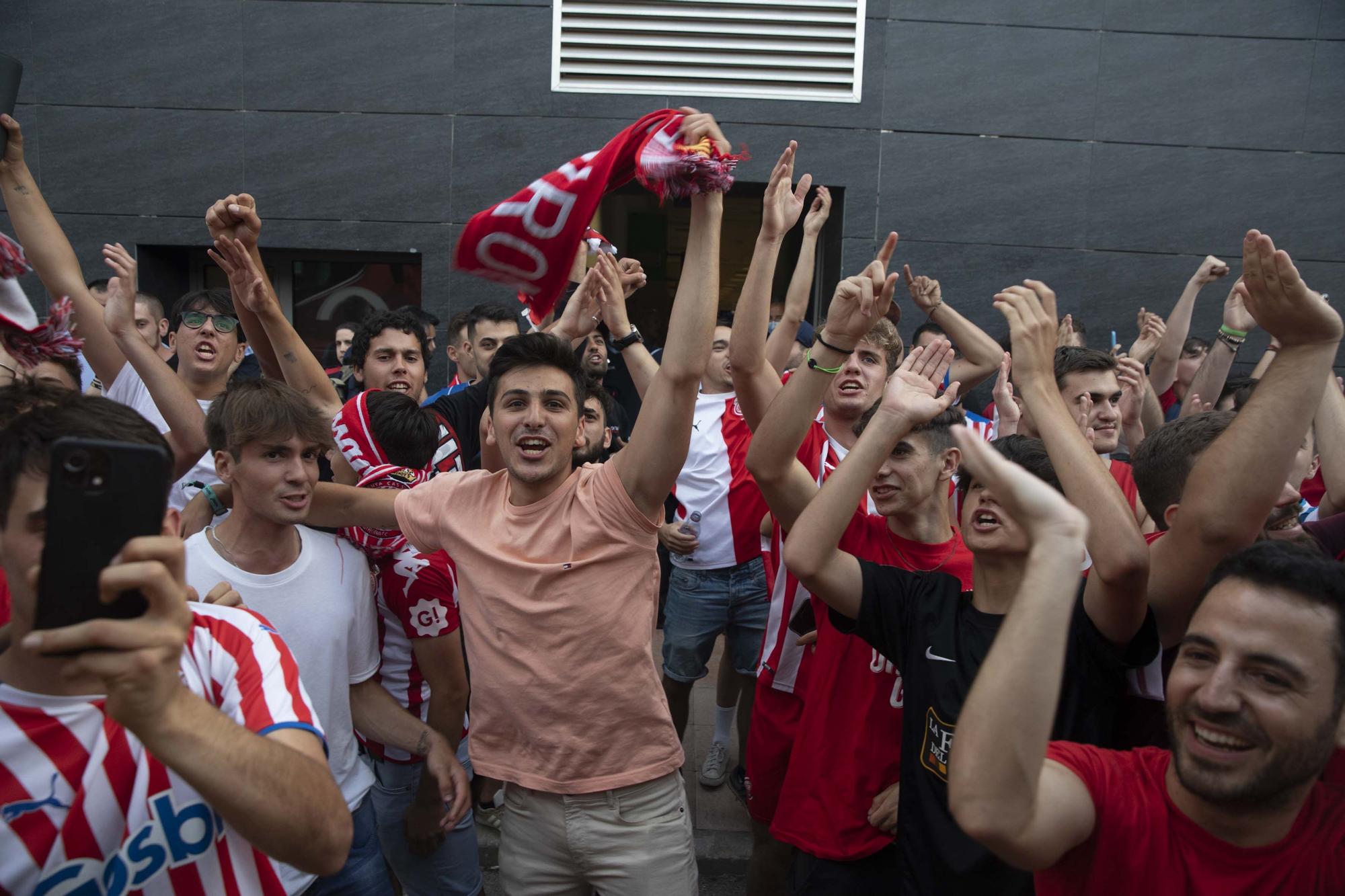 Els aficionats reben al Girona a l'aeroport