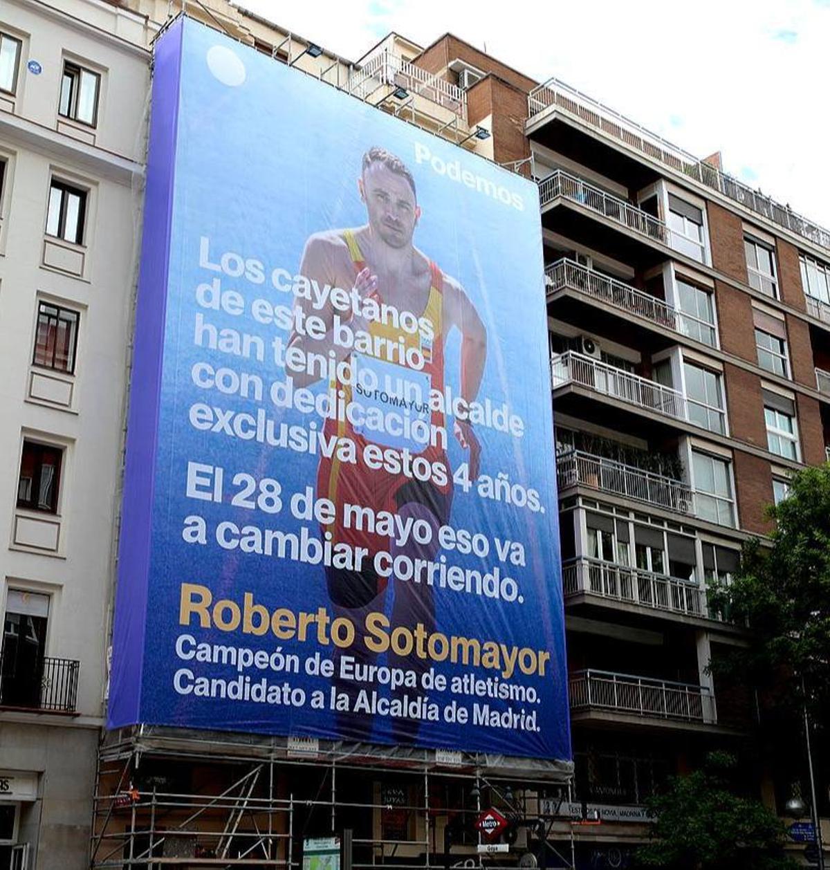 El candidato de Podemos a la alcaldía de Madrid sorprendió con este cartel apelando a los cayetanos en un barrio rico de Madrid