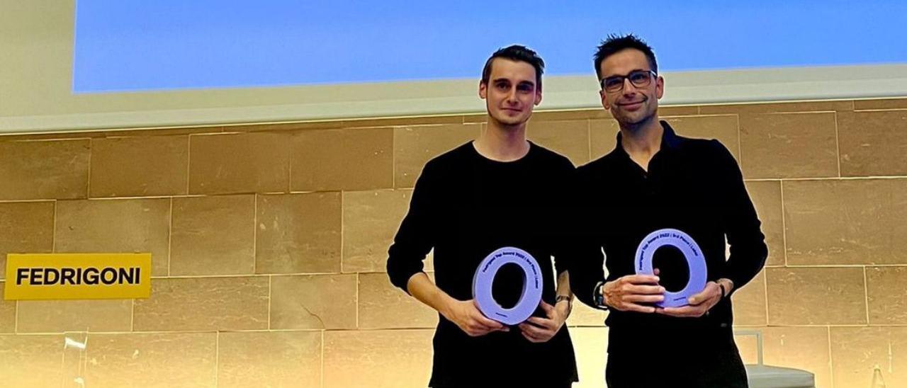 Javi Garduño (derecha) y su compañero Israel García, posando con los galardones en París.