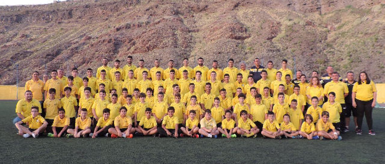 La plantilla de la UD San Nicolás en el campo de Los Cascajos con los jugadores de sus diferentes categorías, técnicos y directivos.