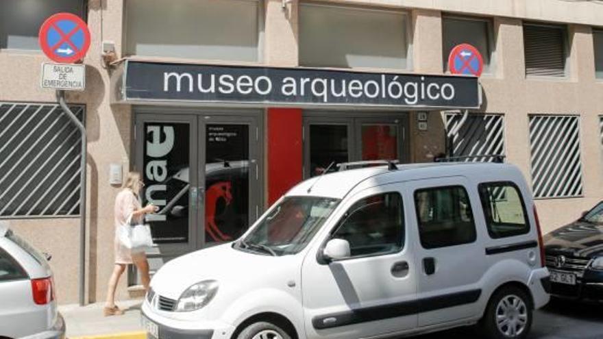 La entrada al Museo Arqueológico es compleja para una persona en silla de ruedas.