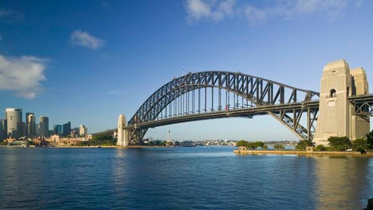 El Sydney Harbour Bridge que conecta la zona financiera y comercial de la ciudad