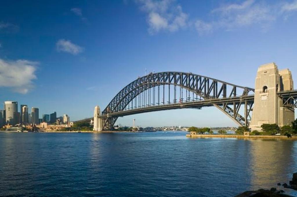 El Sydney Harbour Bridge que conecta la zona financiera y comercial de la ciudad