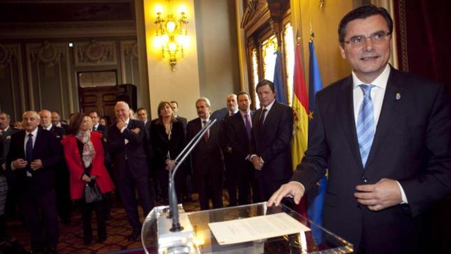 El presidente de la Junta General, Pedro Sanjurjo, ayer, en su discurso por el aniversario de la Constitución.