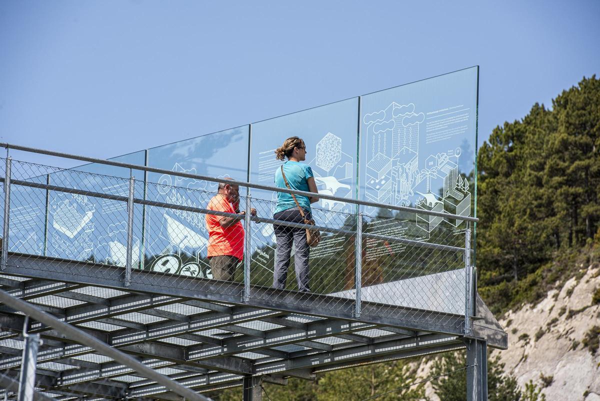 Visitants al centre d’interpretació de Fumanya