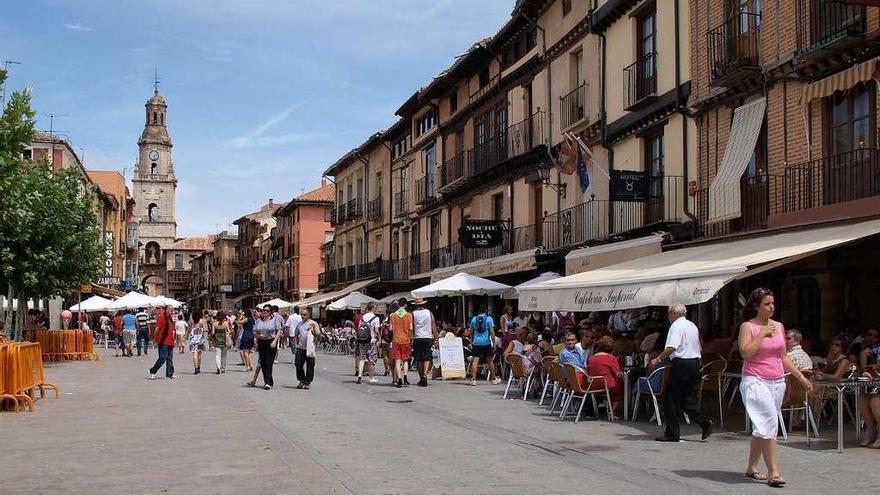 Turistas y toresanos por el centro de la ciudad disfrutando de las terrazas.