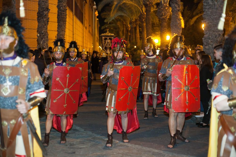 Elche arropa a la Mare de Déu de les Bombes