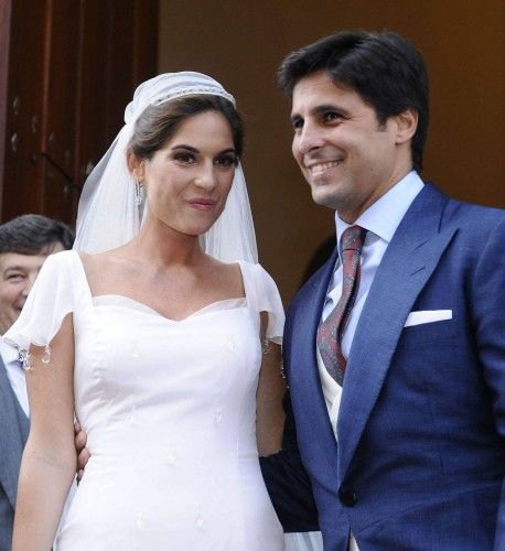 El extorero Francisco Rivera y la abogada Lourdes Montes han contraído matrimonio eclesiástico hoy en el barrio sevillano de Triana, en una ceremonia que ha tenido lugar en la Capilla de Los Marineros, sede de la Hermandad de la Esperanza de Triana,