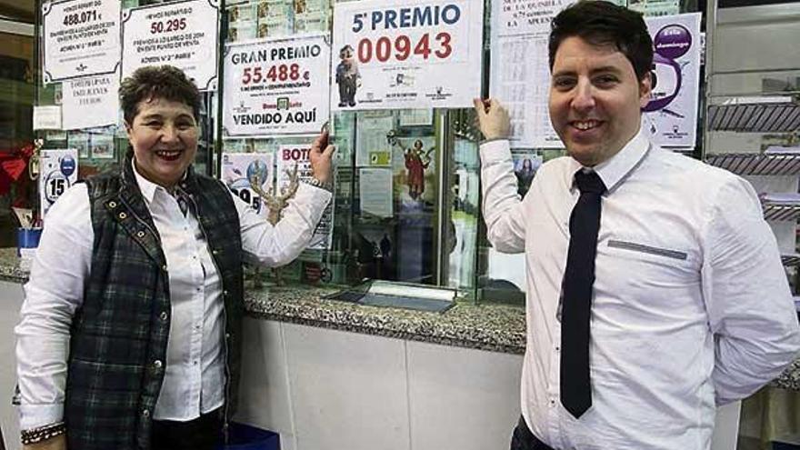 Fina Albor y su hijo, Santiago Fernández, muestran el cartel con el número premiado.  // Bernabé/Gutier