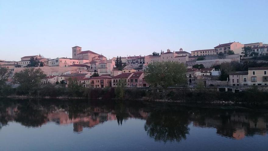 El río Duero a su paso por Zamora durante el Viernes de Dolores.