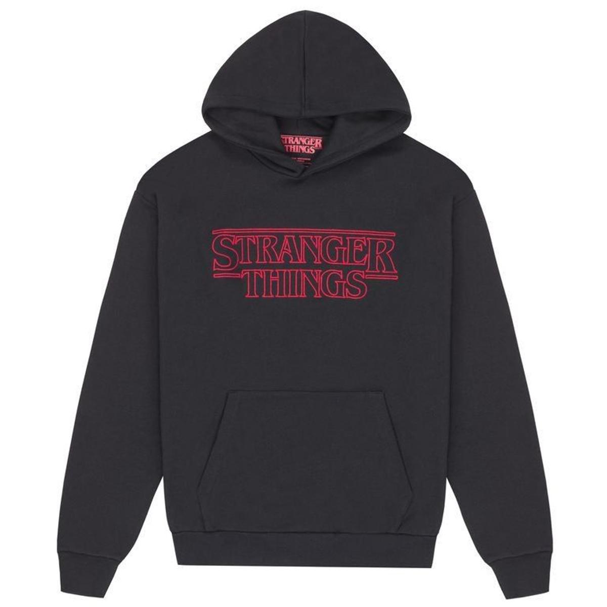 Sudadera negra con el logo de 'Stranger things', disponible en Pull and Bear