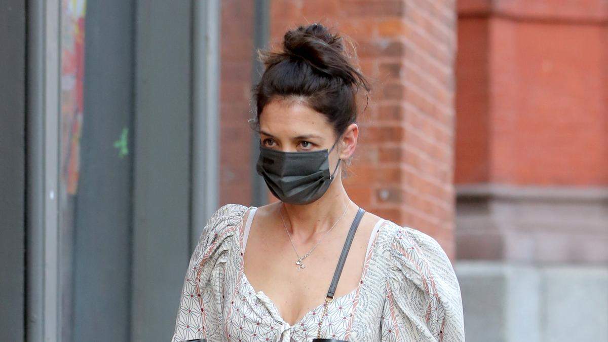 Katie Holmes sale a tomar café con un vestido boho que nos encanta