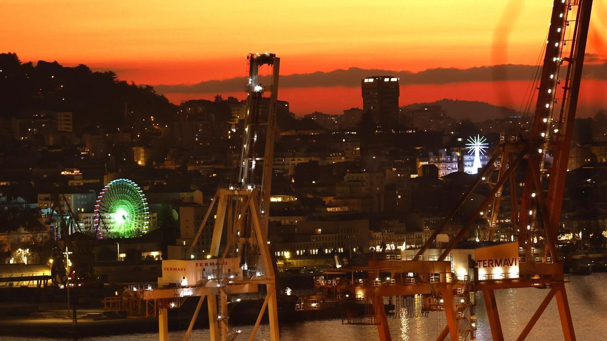 Skyline de Vigo durante un atardecer con las luces de Navidad.