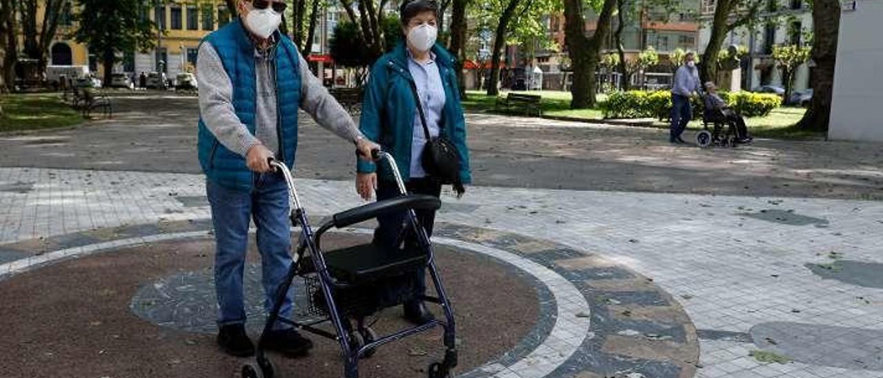 Alfonso López y Tina Iglesias, en el parque de La Felguera.