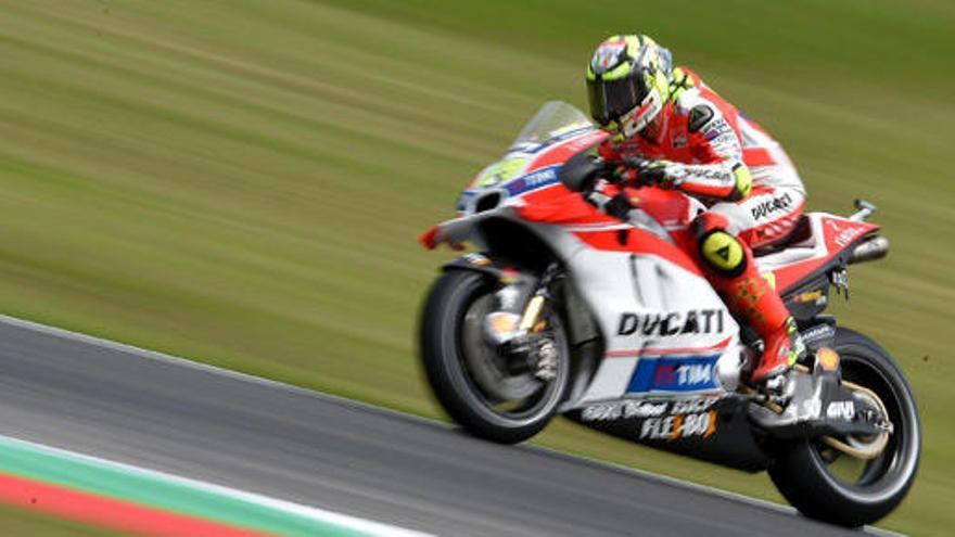 Andrea Iannone conduce su Ducati en Mugello.