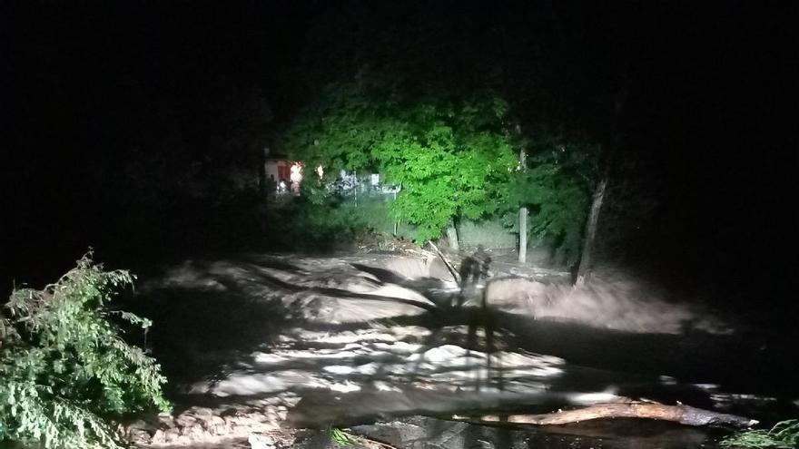 Un pont destrossat, un conductor atrapat al riu a Sallent i xoc d'un tren amb un arbre, entre les incidències de la pluja a la regió