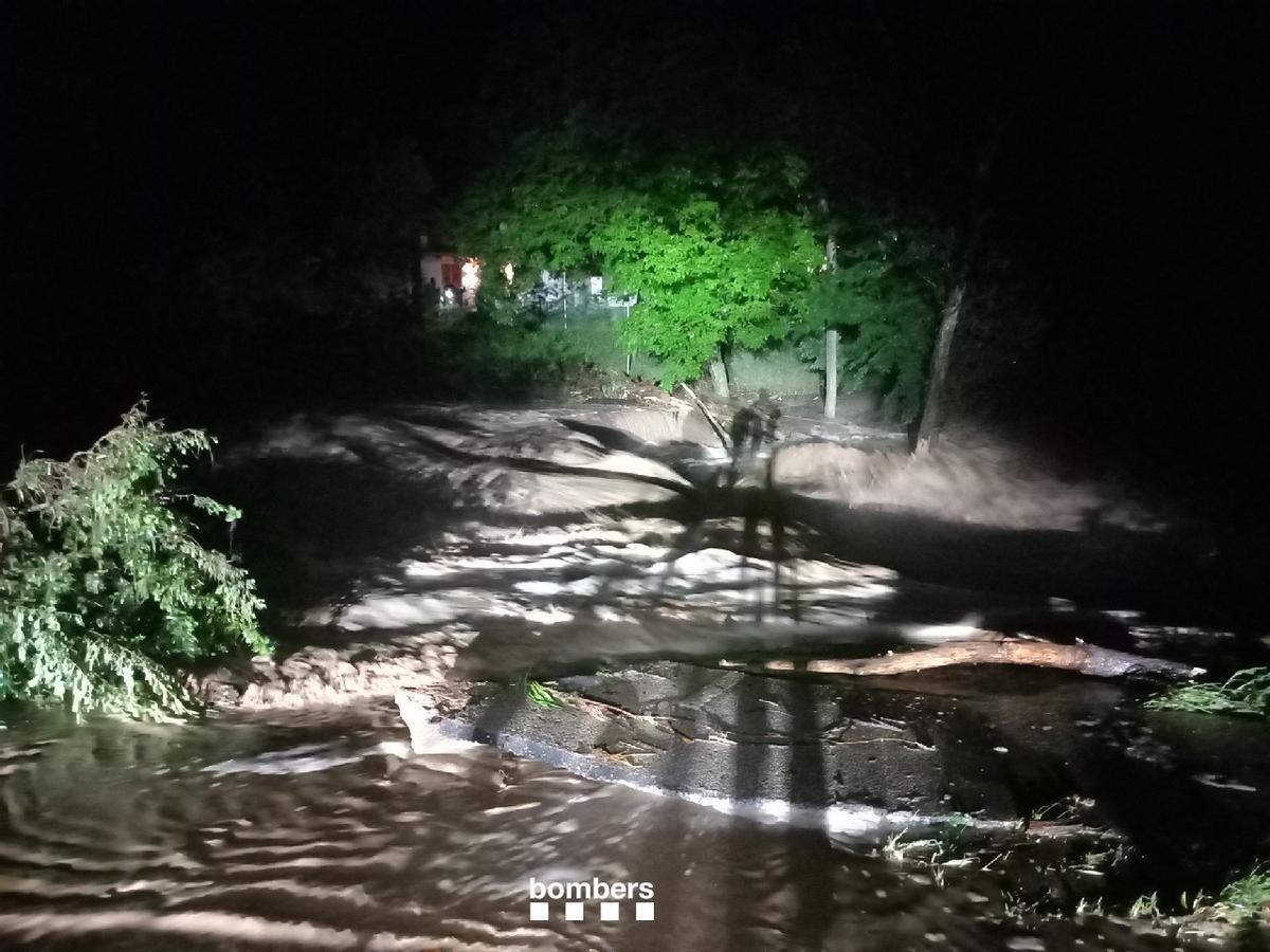 El pont destrossat a la riera del Merlès per la crescuda del riu