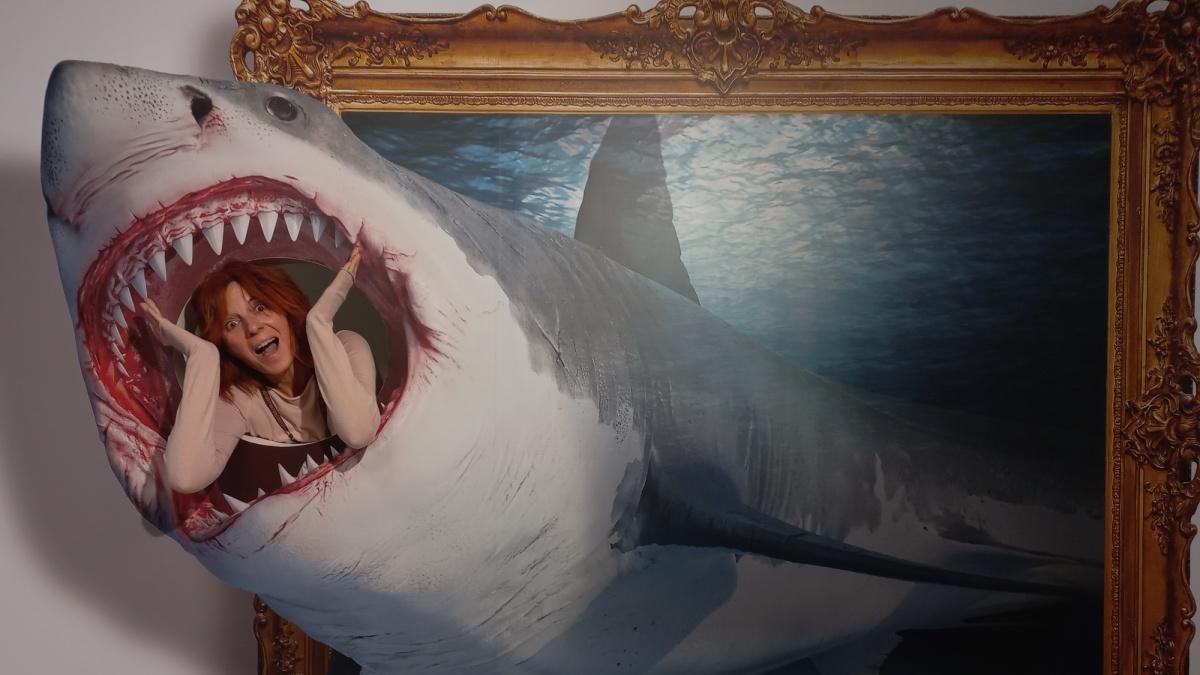 Una joven intenta escapar del sanguinario tiburón.