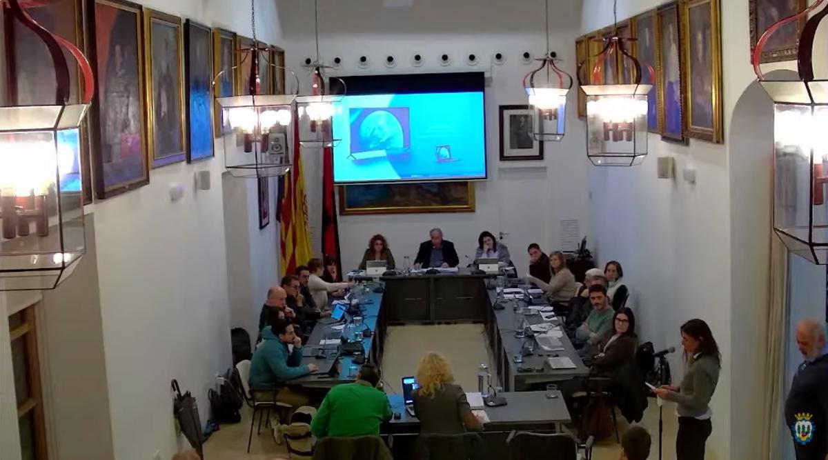 Una imagen del pleno del jueves, con el alcalde March en el centro y la regidora Campomar a su derecha.