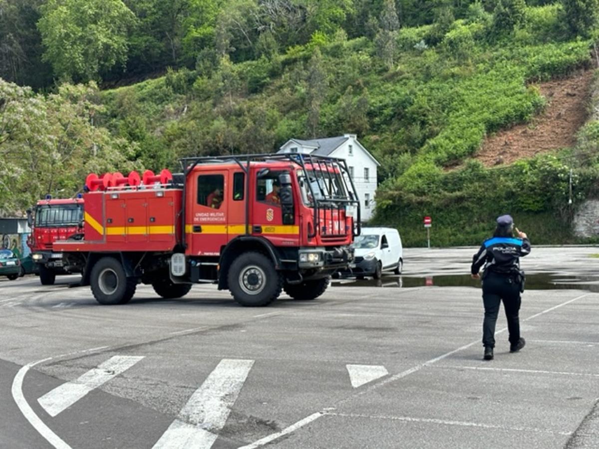 En imágenes: la llegada de la Unidad Millitar de Emergencias (UME) al polideportivo de Luarca