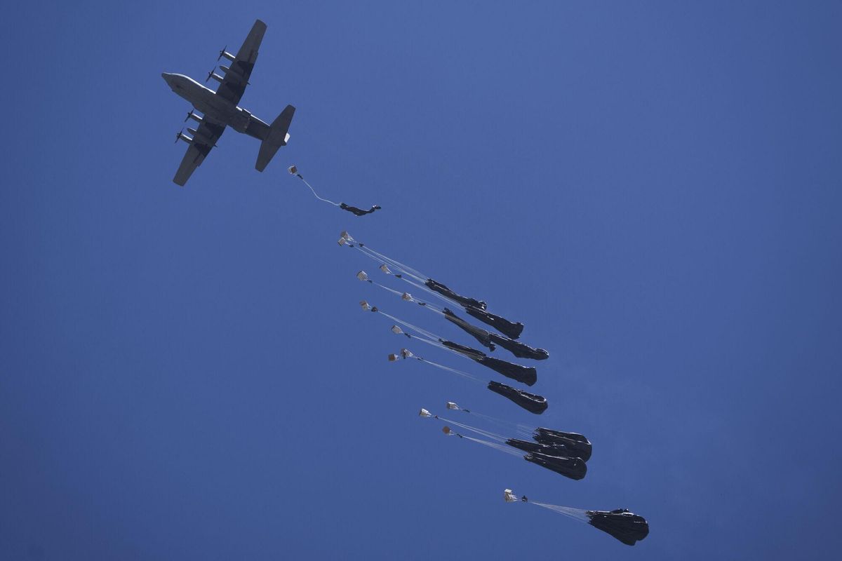 Humanitarian aid is airdropped to Palestinians over Deir al-Balah, central Gaza Strip, Tuesday, Aug. 5, 2025. (AP Photo/Abdel Kareem Hana) Associated Press/LaPresse. EDITORIAL USE ONLY/ONLY ITALY AND SPAIN