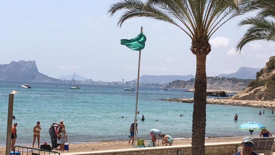 Reabren la playa del Portet de Moraira tras diluirse la contaminación