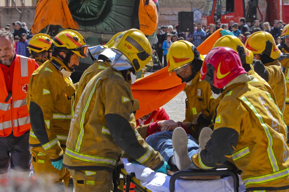 Los bomberos protagonizan rescatan a dos personas tras un accidente de tráfico ante numeroso público