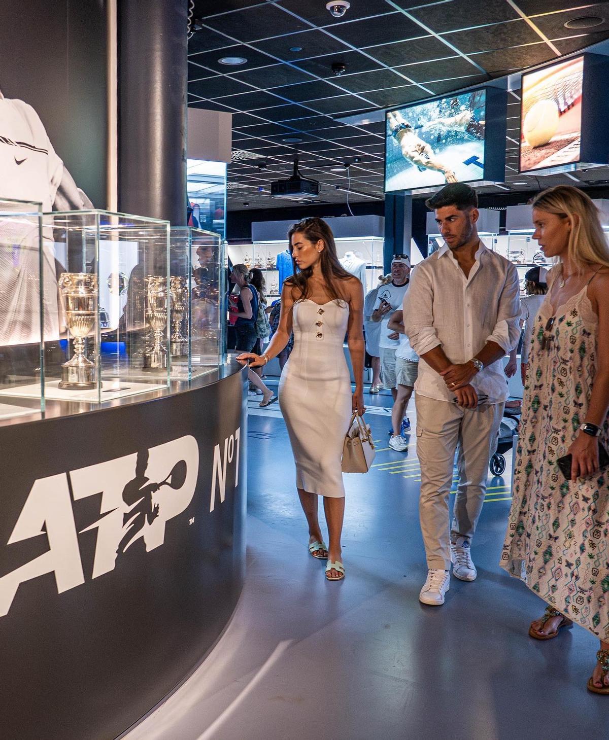 Maribel Nadal enseña el museo a Marco Asensio y Sandra Garal Maribel Nadal enseña el museo a Marco Asensio y Sandra Garal