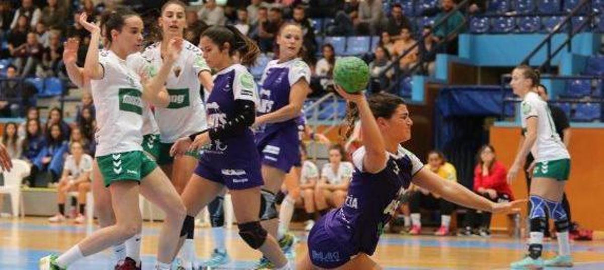 Noel Cardona arenga a sus jugadoras.