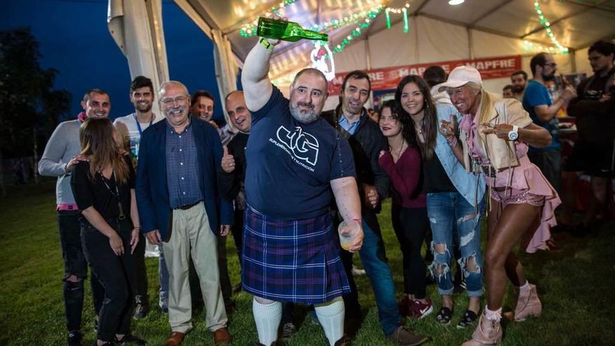 Julio García, ayer, en el parque Tuero Bertrand, instantes antes de pronunciar el pregón de las fiestas de Montecerrao.