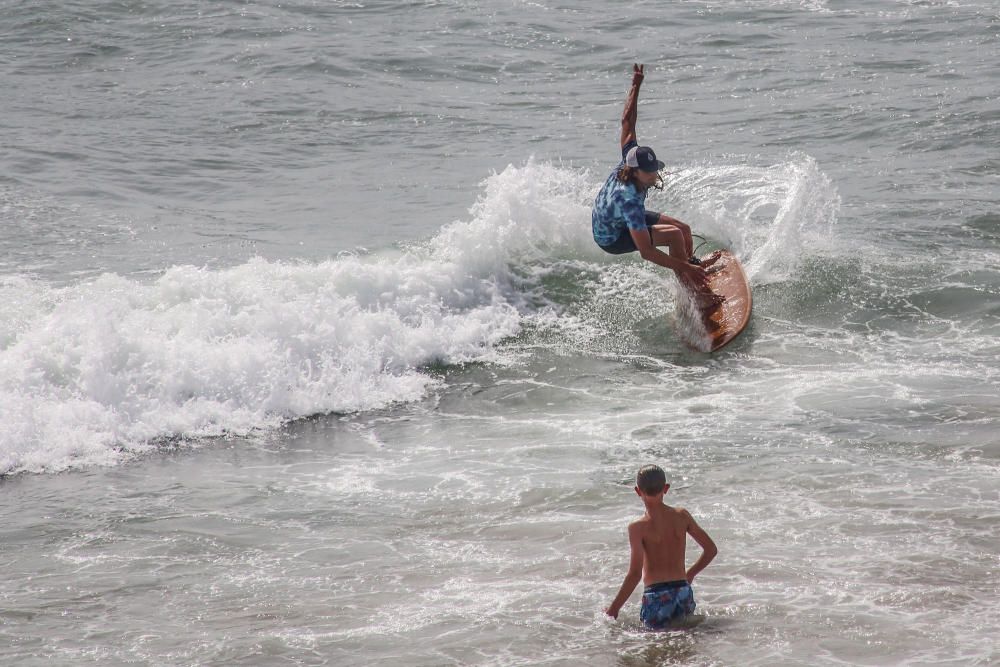 Surfistas de Orihuela recogen firmas en contra de