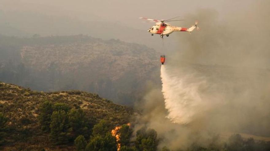 Imagen de las tareas de extinción del incendio declarado ayer en el Campo de Maniobras de San Gregorio de Zaragoza que tiene un perímetro de unos cincuenta kilómetros y ha afectado ya a 4.000 hectáreas. El fuego ha llegado a los términos municipales de Tauste, Pradilla y Remolinos, y las llamas han alcanzado hoy entre las 06.00 y las 07.00 horas al parque eólico de Remolinos, pero no han llegado a afectar a los molinos ni a la subestación eléctrica, que está fuera de peligro. EFE/Víctor Lax