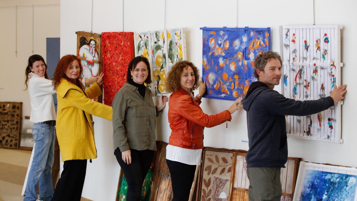 Patricia Boned, Marga Guasch, Diana Bustamante, Carmen Liberal y Ángel Zabala posan con sus creaciones respectivas.