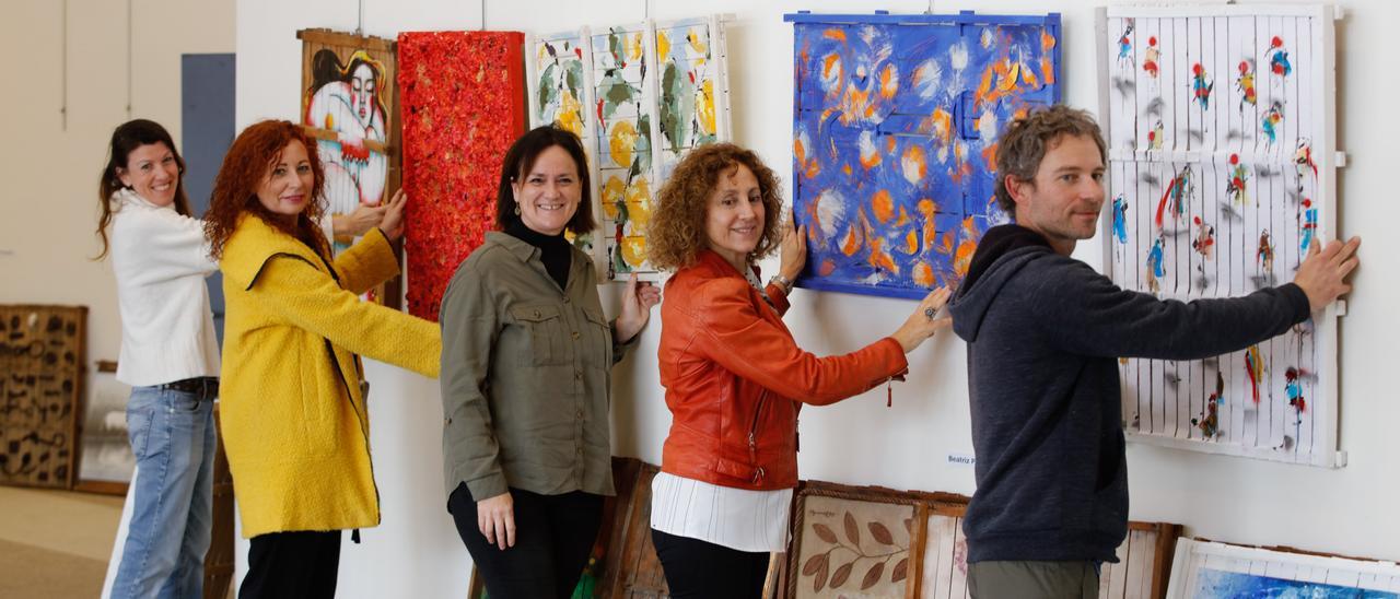 Patricia Boned, Marga Guasch, Diana Bustamante, Carmen Liberal y Ángel Zabala posan con sus creaciones respectivas.