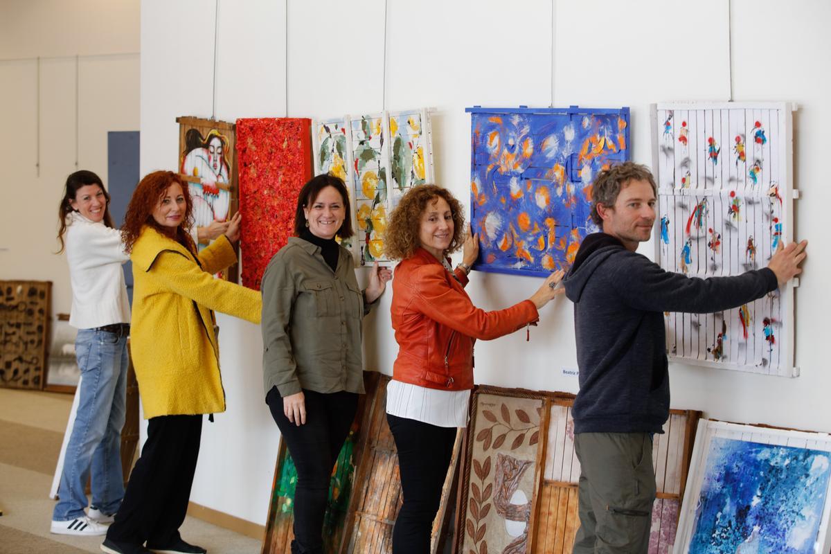 Patricia Boned, Marga Guasch, Diana Bustamante, Carmen Liberal y Ángel Zabala posan con sus creaciones respectivas.