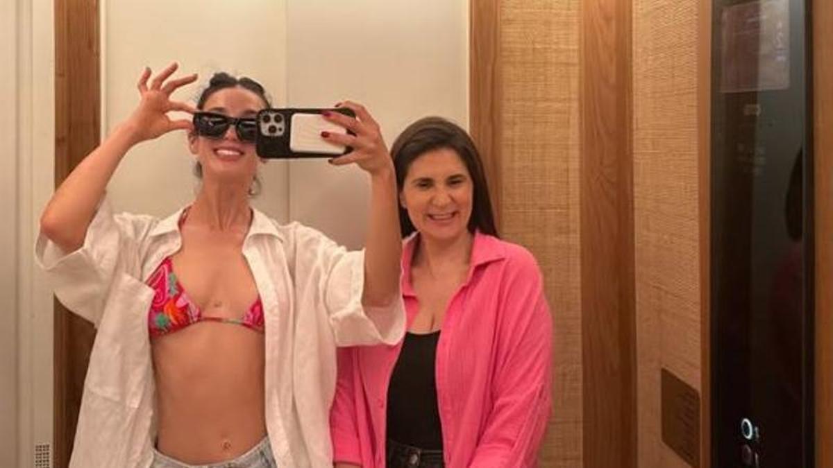 María Pedraza junto a su madre en Ibiza