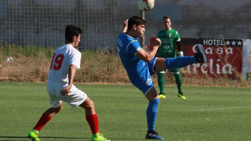 Un defensa del Villaralbo despeja el balón.