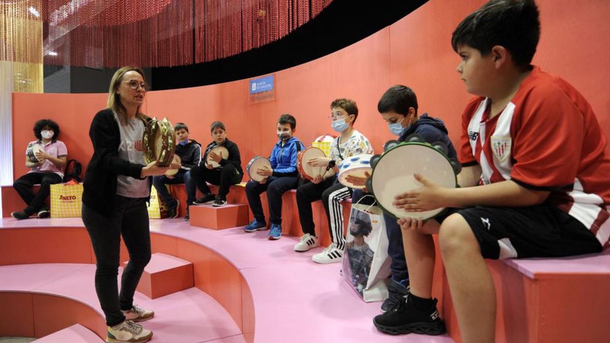 Niños en un taller de iniciación a la pandereta. |  // BERNABÉ/J. LALÍN