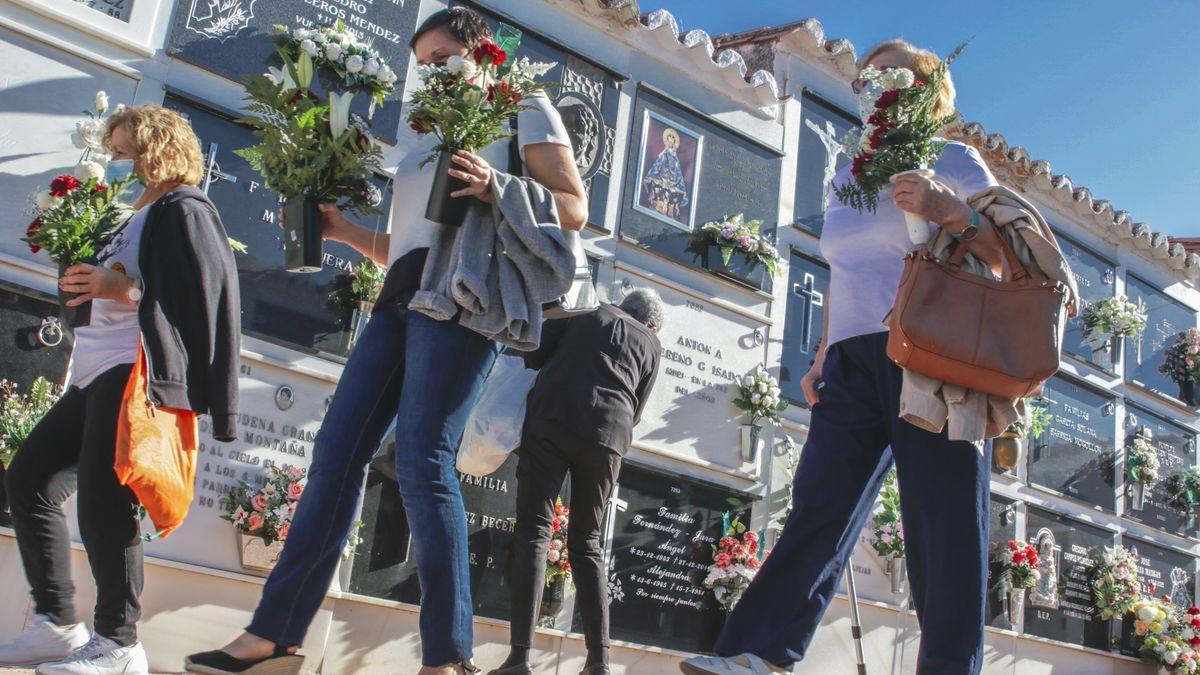 Visitantes esta semana en el cementerio de Cáceres.