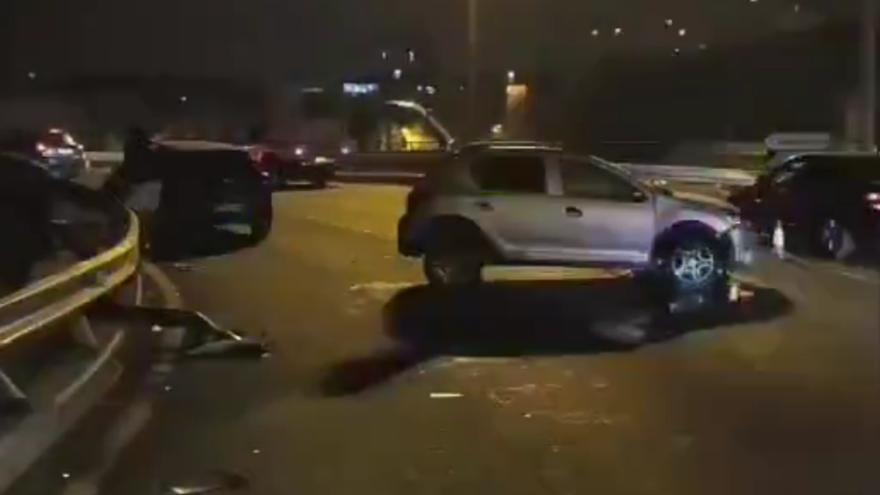 La colisión de dos coches tapona la circunvalación