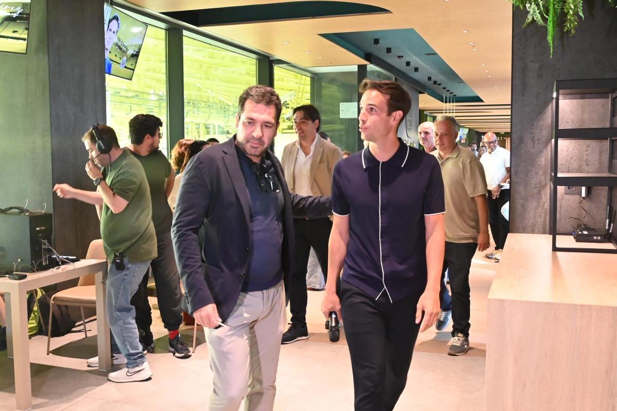 Iñigo Pérez, durante su presentación como nuevo entrenador del Villarreal junto al consejero delegado amarillo, Fernando Roig Negueroles.