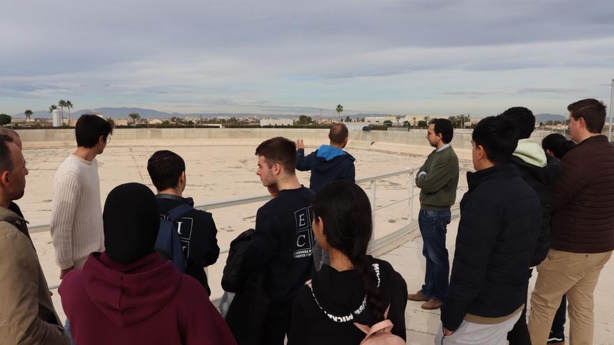 El tanque ambiental de Torre Pacheco se convierte en aula por un día para los alumnos de la UPCT