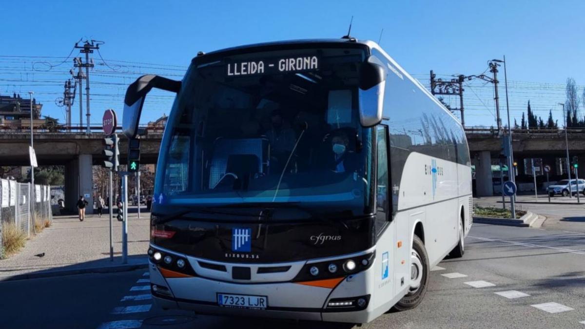 Un dels vehicles que cobreix el trajecte entrant a l’estació d’autobusos de Girona. | EIXBUS