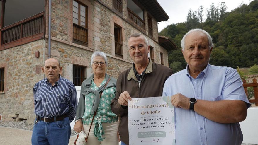 Por la izquierda, el tesorero del Coro de Ferreros, Manolo Granda, la vocal Mabel Díaz, el presidente, Víctor Tresguerres, y el vocal Pepe Martín, delante de la Casa de las Artes. | Miki López