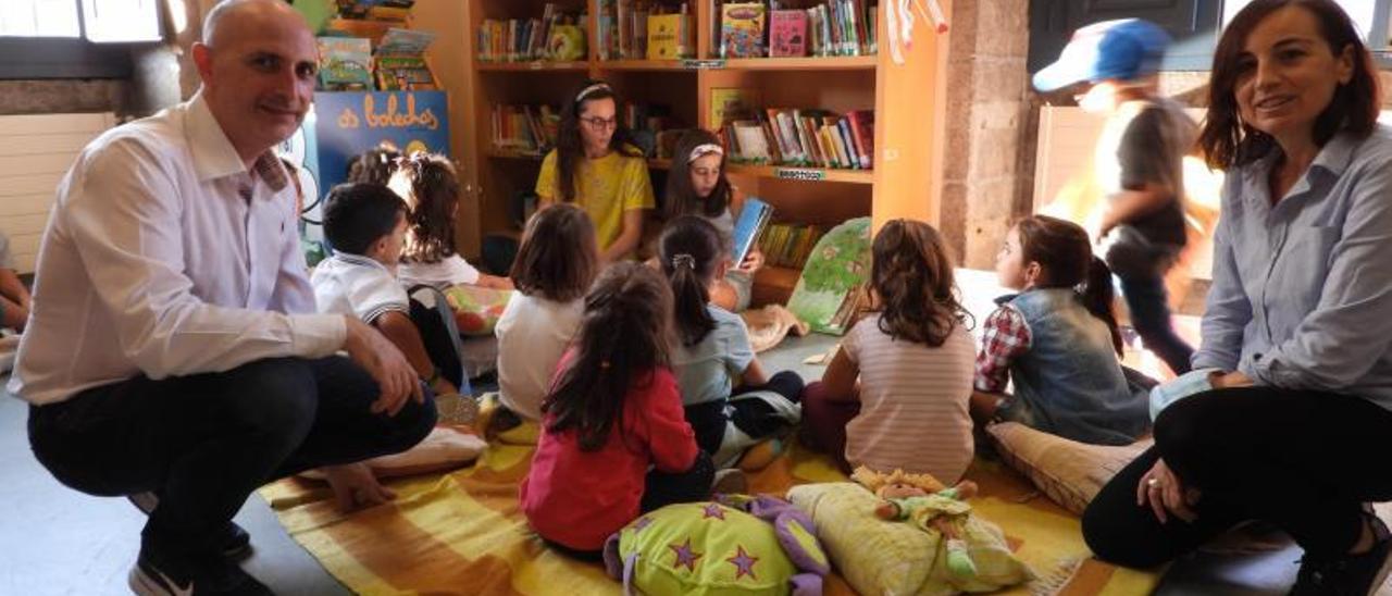 Vicente y Aurora en una de las actividades de cuentacuentos del grupo de voluntarios de la biblioteca municipal de Verín.   | // FERNANDO CASANOVA