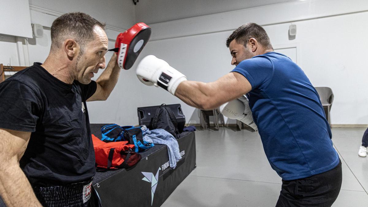 Francisco Guijalba junto a uno de los usuarios de la Fundación Jorge Talavera durante una sesión de boxeo terapéutico
