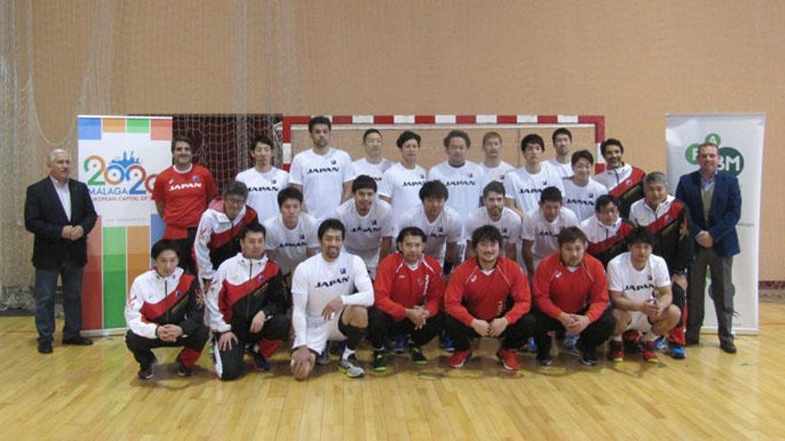 La selección nacional de Japón, adiestrada por el malagueño Antonio Carlos Ortega, recibió este viernes la visita de las instituciones en la pista auxiliar del Martín Carpena.