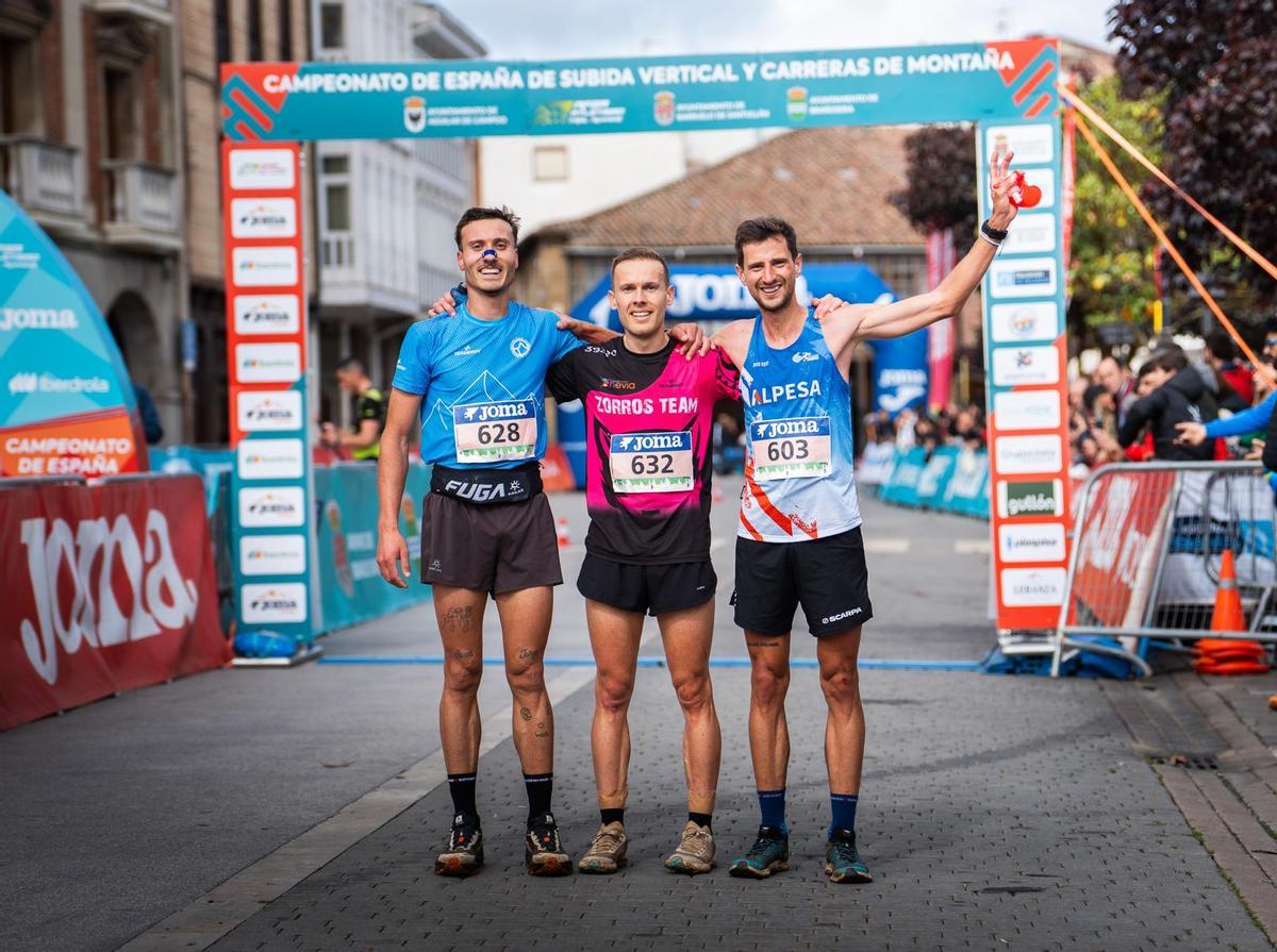 El atleta de Tavernes de la Valldigna, Carlos Armengol, a la derecha, podio individual M35