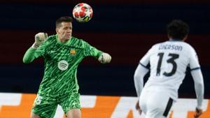 Szczesny despeja un balón en presencia de Ederson.